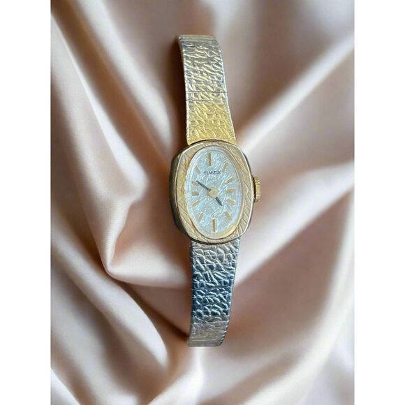 Timex Gold Tone Wind Up Analog Women Wrist Watch Vintage - Picture 1 of 9
